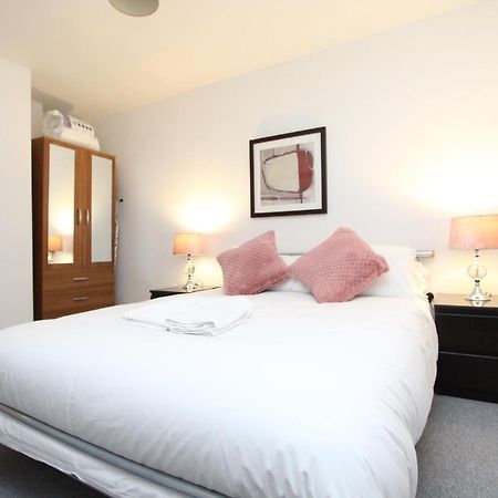 Spacious 1- Bedroom Apartment In E16 Londen Buitenkant foto