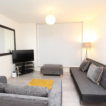 Spacious 1- Bedroom Apartment In E16 Londen Buitenkant foto
