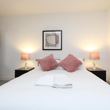 Spacious 1- Bedroom Apartment In E16 Londen Buitenkant foto