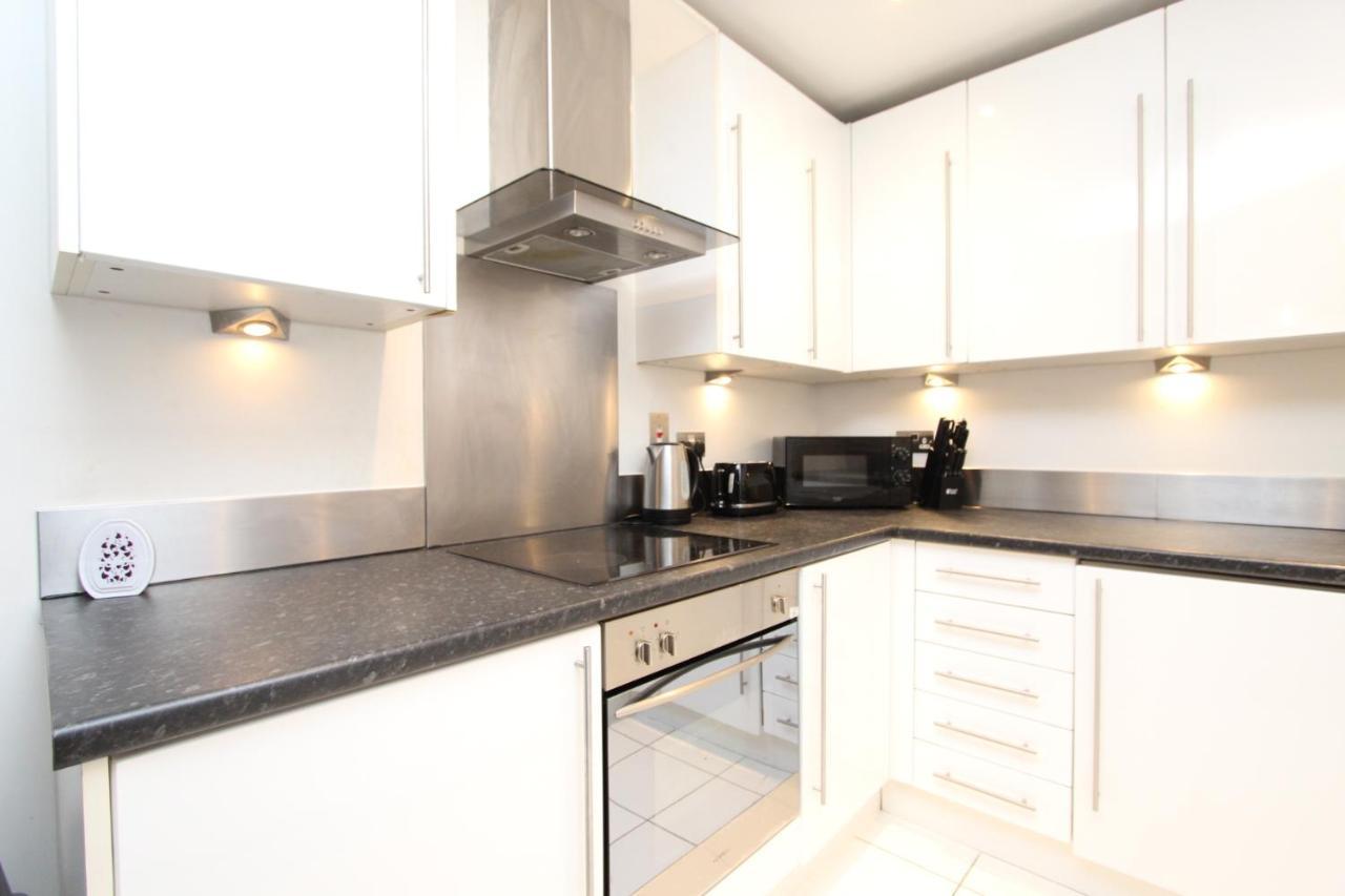 Spacious 1- Bedroom Apartment In E16 Londen Buitenkant foto
