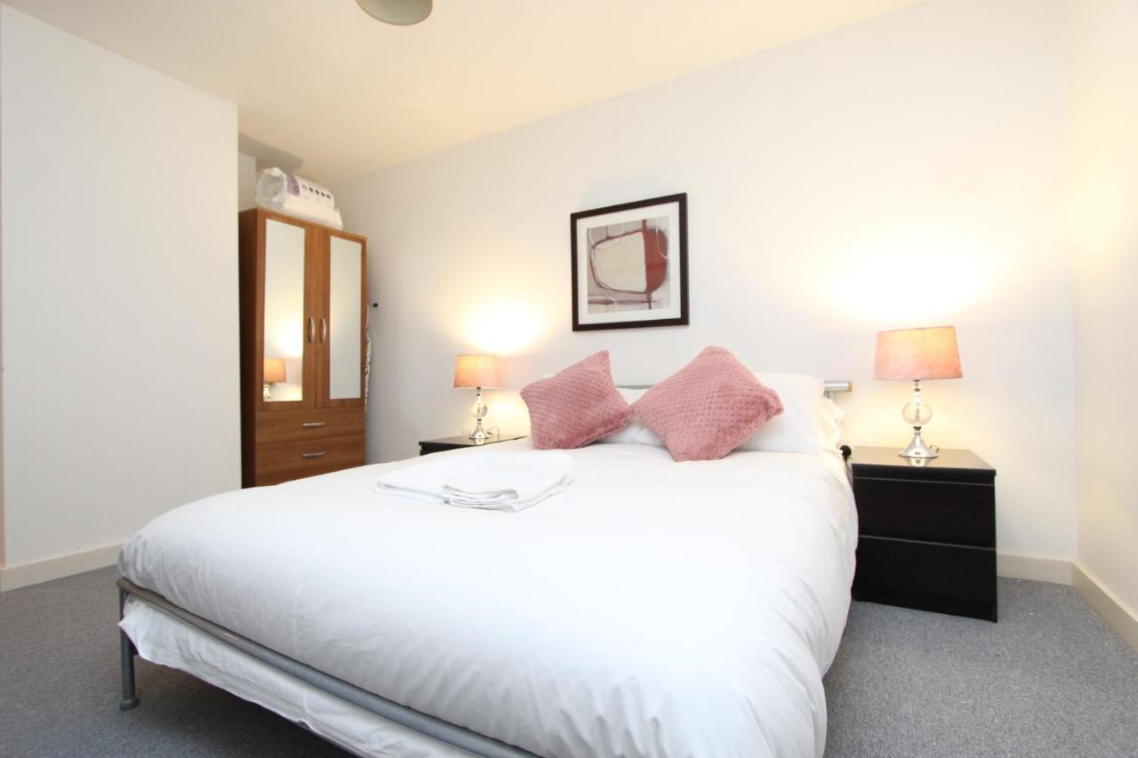 Spacious 1- Bedroom Apartment In E16 Londen Buitenkant foto