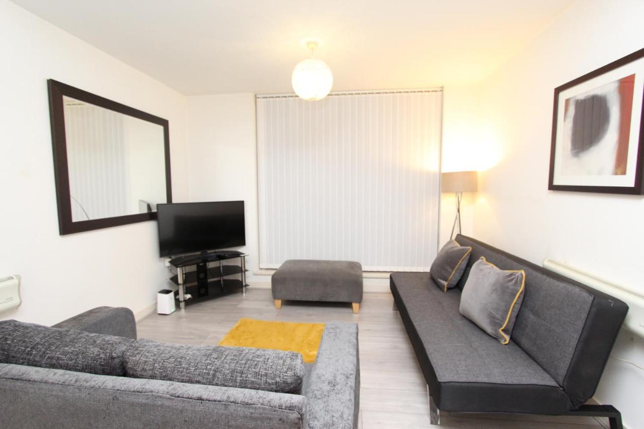 Spacious 1- Bedroom Apartment In E16 Londen Buitenkant foto