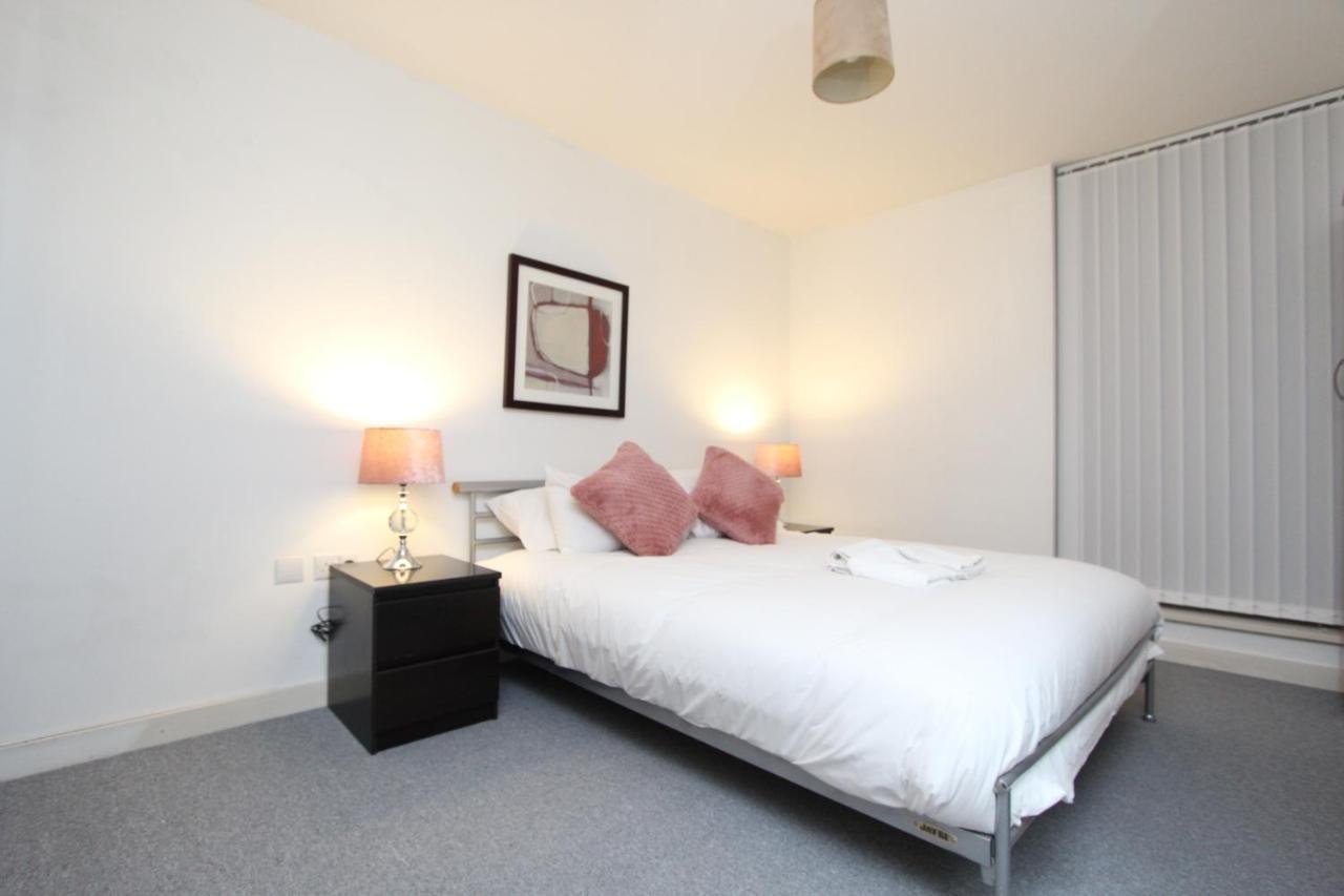 Spacious 1- Bedroom Apartment In E16 Londen Buitenkant foto
