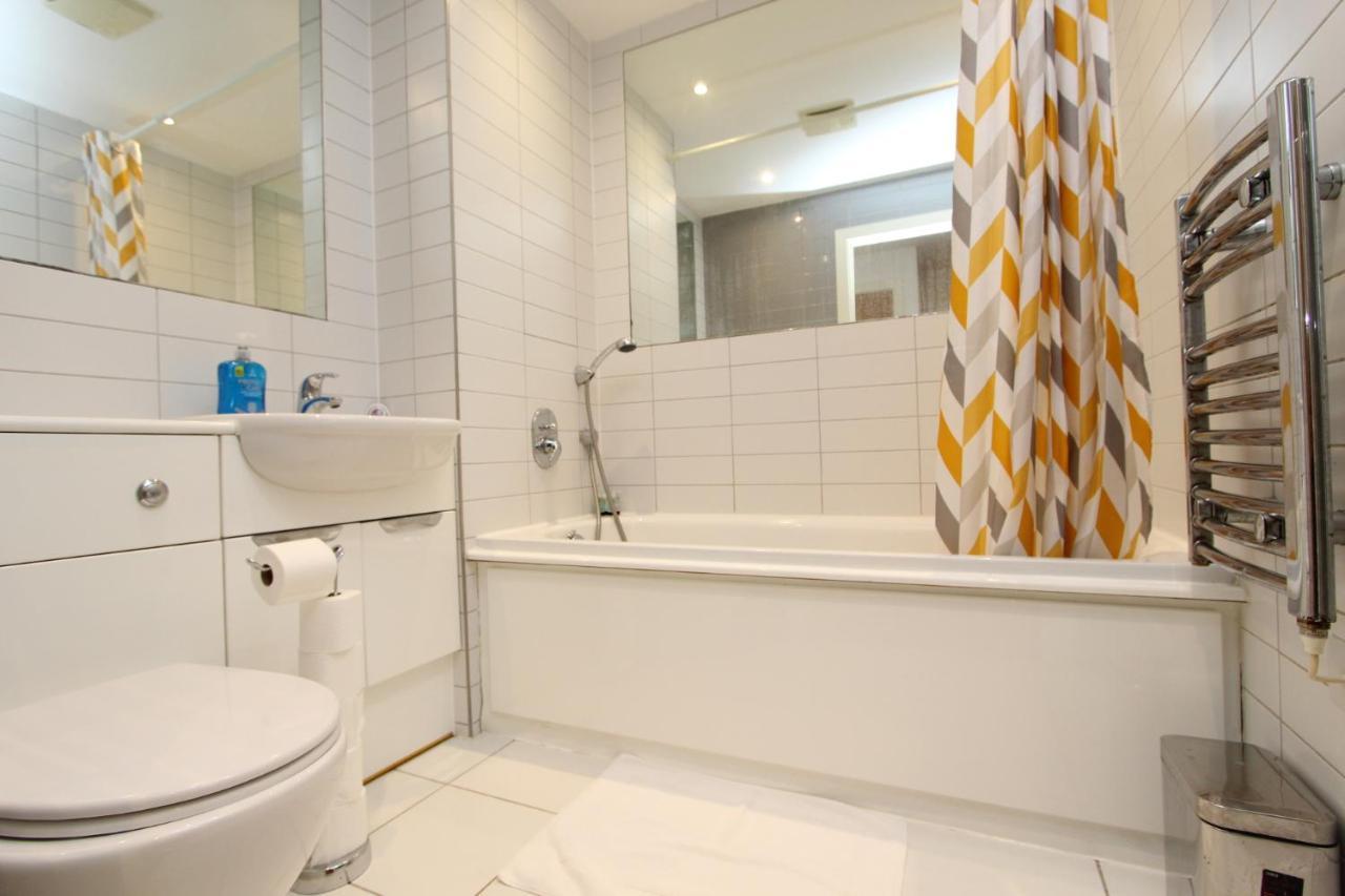 Spacious 1- Bedroom Apartment In E16 Londen Buitenkant foto