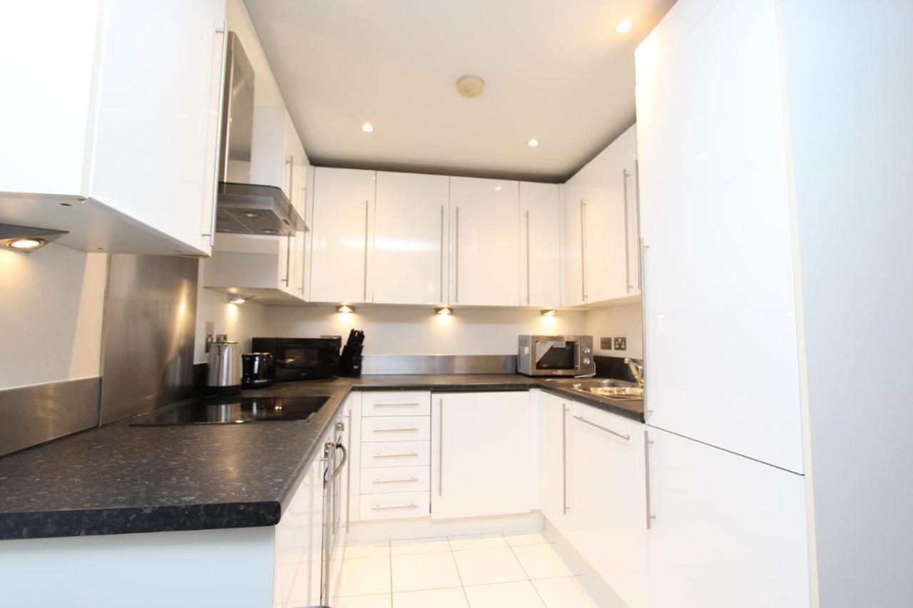 Spacious 1- Bedroom Apartment In E16 Londen Buitenkant foto